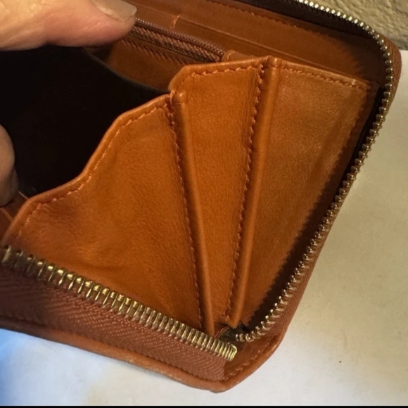 Authentic Gucci 'Shima' Women's Burnt Orange Genuine Italian Leather Clutch - Picture 6 of 8